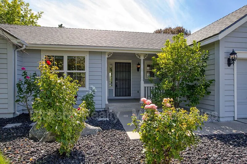 3 bed, 2.0 bath, 1293 sqft, $2,500 — Photo 2
