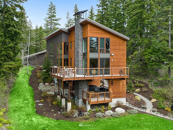 This home was thoughtfully designed to blend into the surrounding environment.>