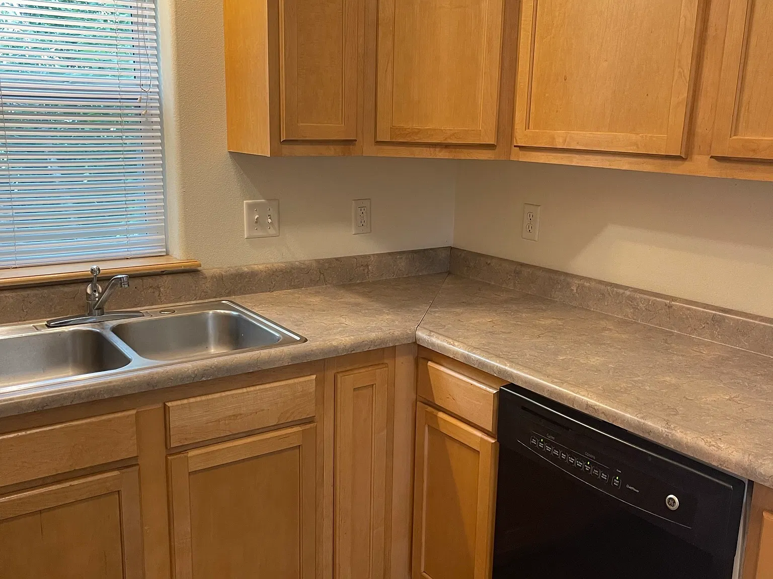 3 bed, 1372 sqft, $2,186 — Photo 4