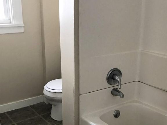 5th image of 1425 Holly Ave