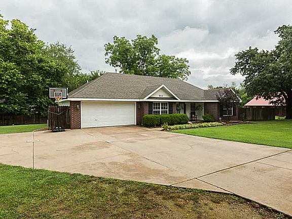 4th image of 713 E Hilltop Dr