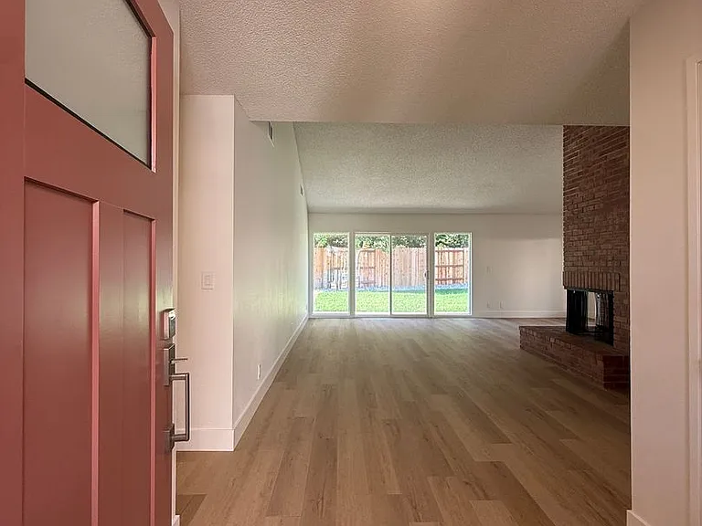 1120 Village Dr — Photo 4
