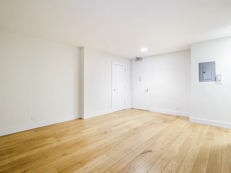 230 E 44th St #9F — Photo 2