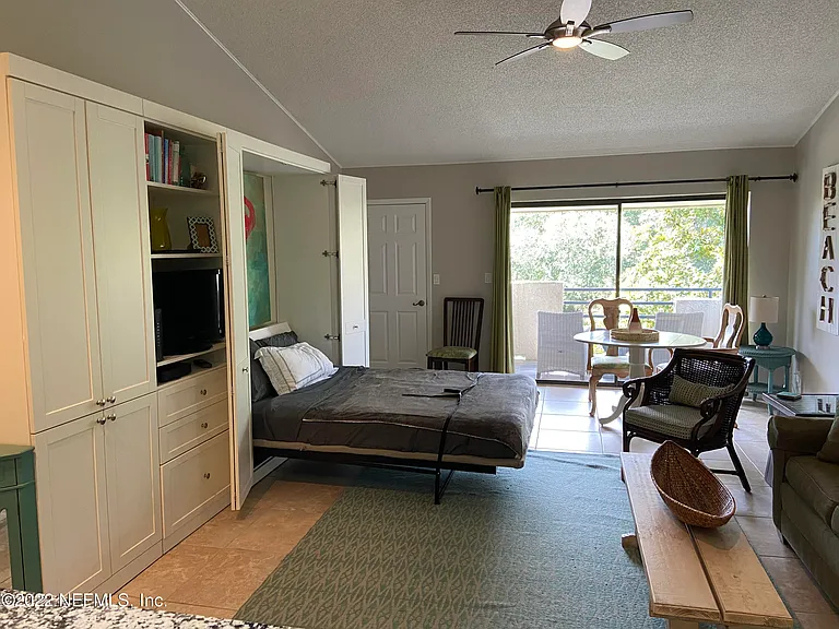 667 Summer Pl — Photo 9