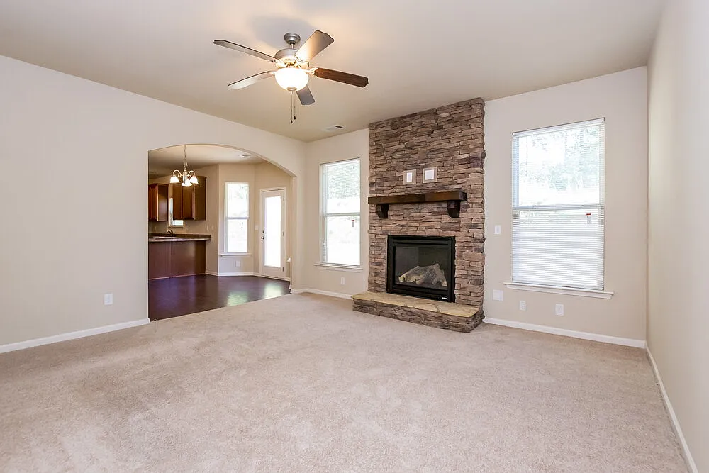 4 bed, 2.0 bath, 2200 sqft, $4,380 — Photo 4