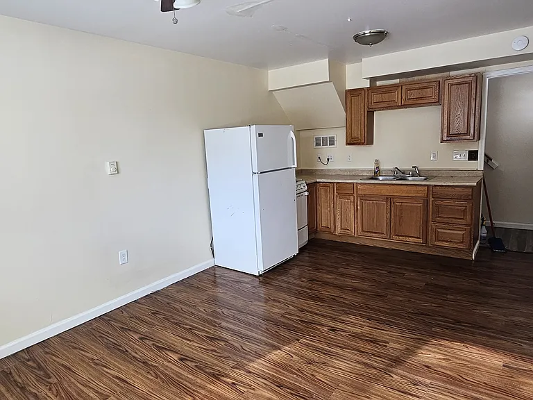 16 Sauquoit St #E — Photo 2