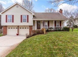 709 NE Cambridge Dr, Lees Summit, MO 64086