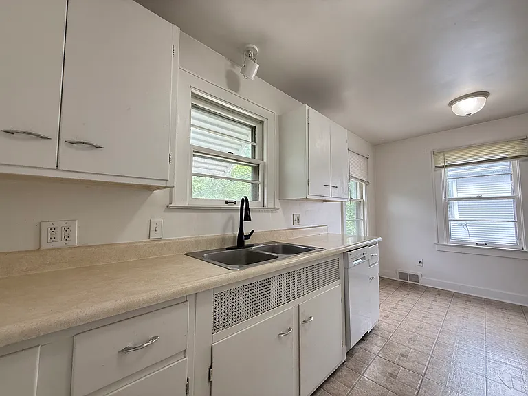 1514 Golden Ave #2 — Photo 6