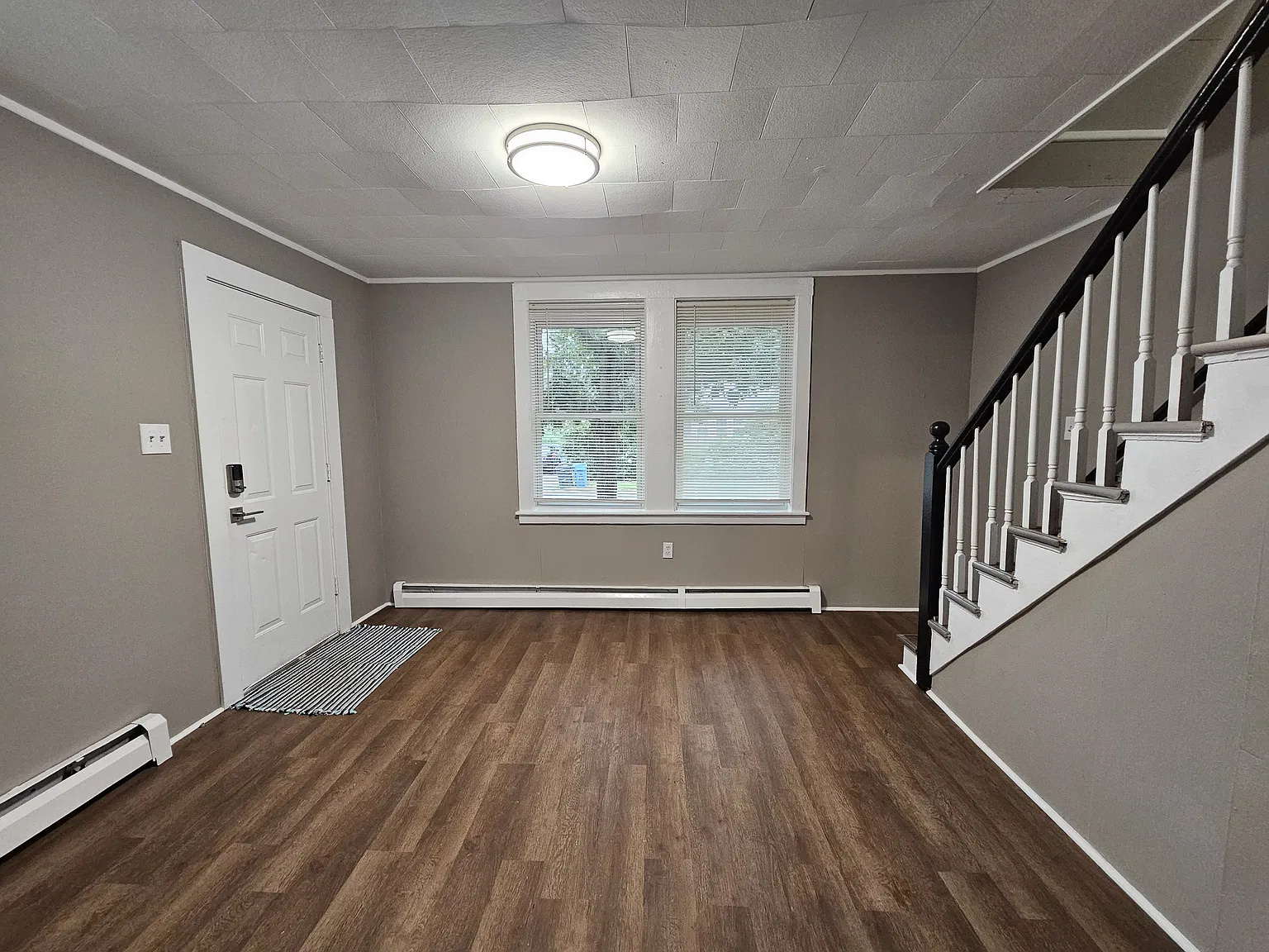 2 bed, 700 sqft, $1,400 — Photo 1
