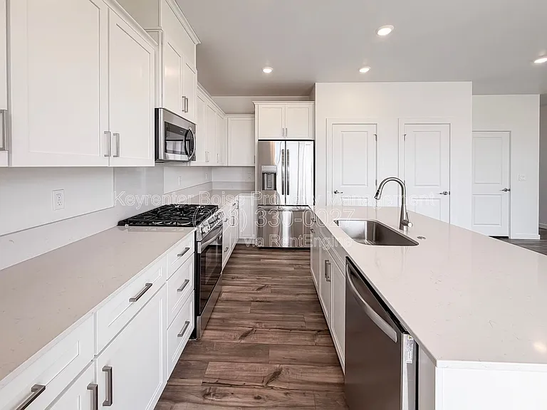 1760 N Big Star Ave — Photo 4