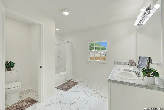 312 N Lavernia — Photo 17