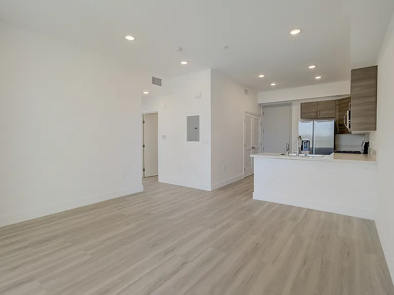 547 N Heliotrope Dr — Photo 10