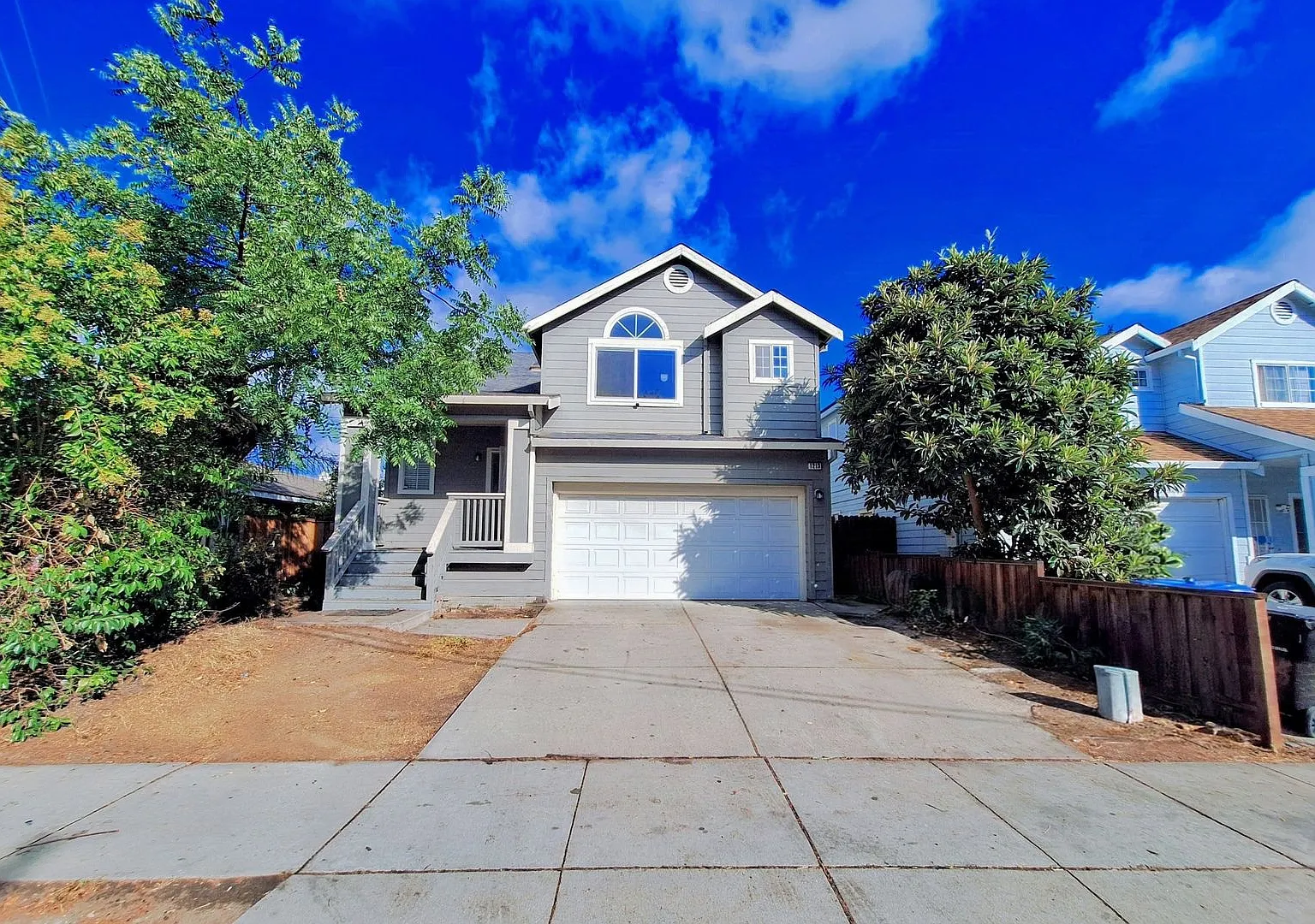 Beautiful Tri-level 4bd House w/Attached Garage & Low Maintenance Yards — Photo 1