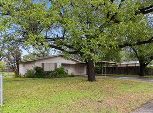 521 N 4th St, Uvalde, TX 78801