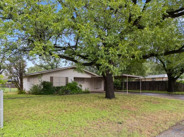 521 4th, Uvalde, TX 78801