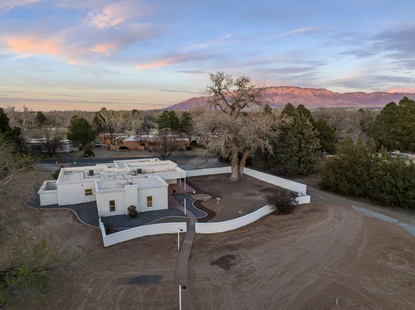 1105 Salamanca St NW, Los Ranchos De Albuquerque, NM 87107