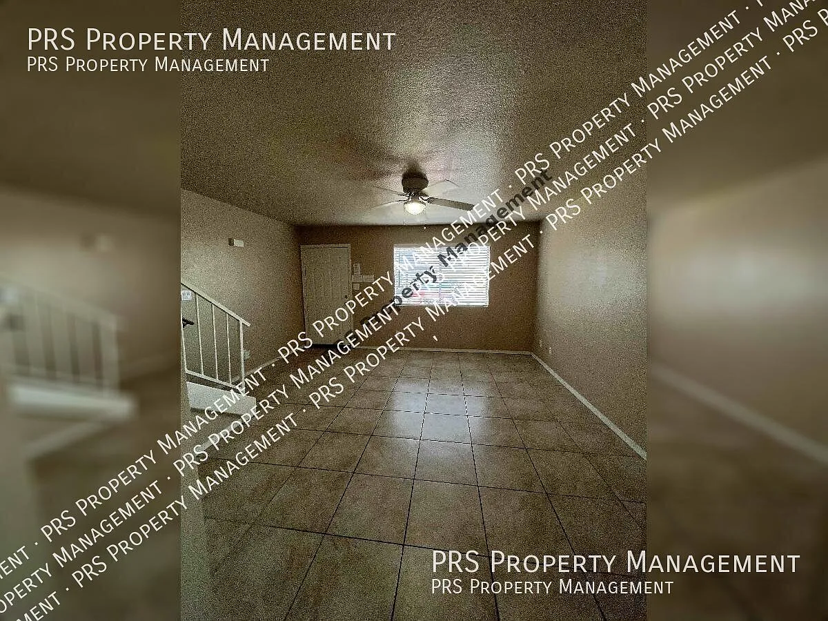 Two level townhouse newly listed! — Photo 2
