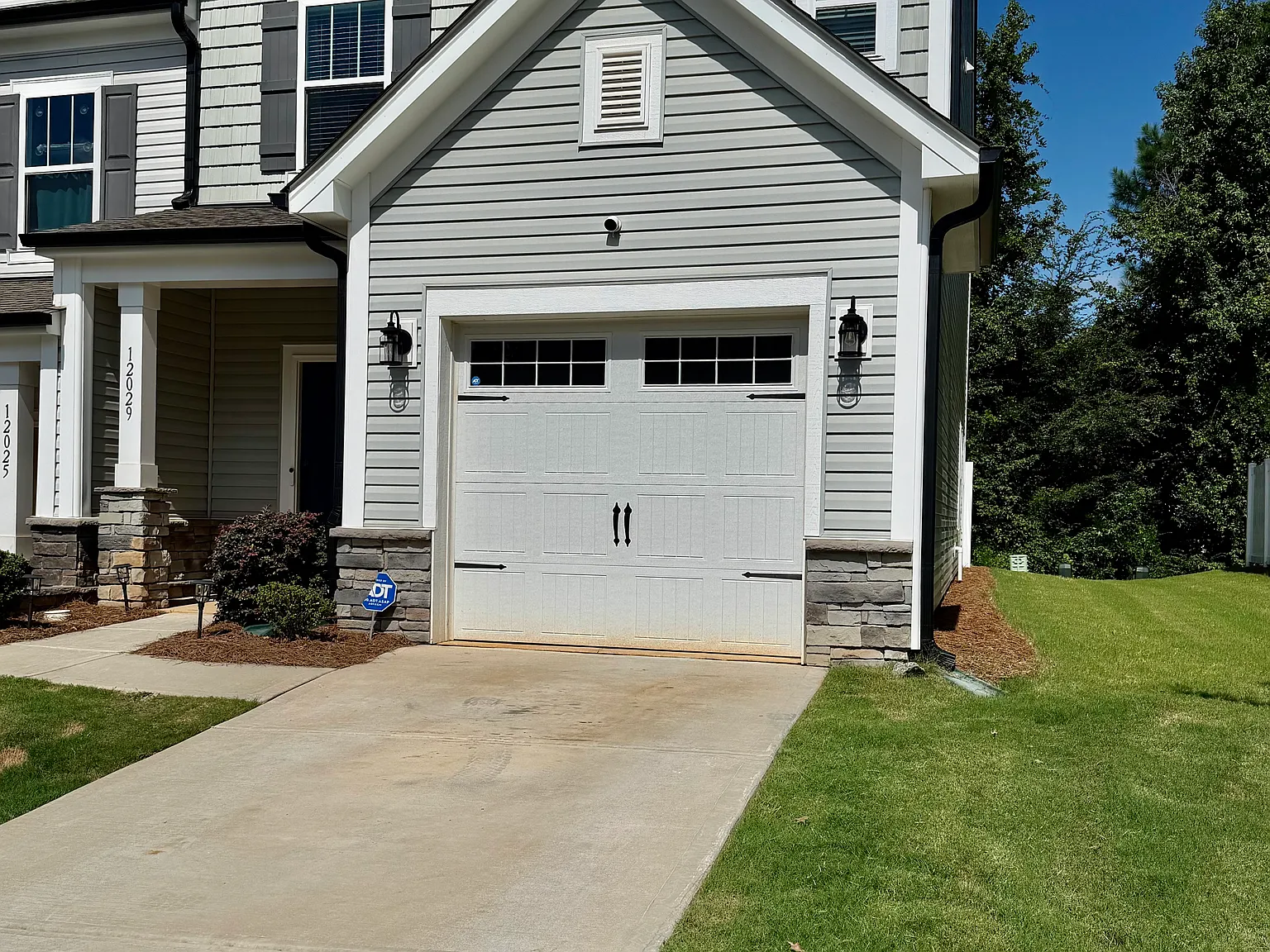 3 bed, 2.5 bath, 1734 sqft, $2,295 — Photo 2