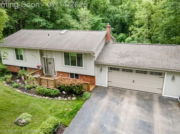 4855 Crestview Dr, Clarkston, MI 48348