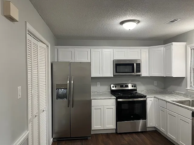 2 bed, 1.5 bath, 1050 sqft, $1,450 — Photo 2