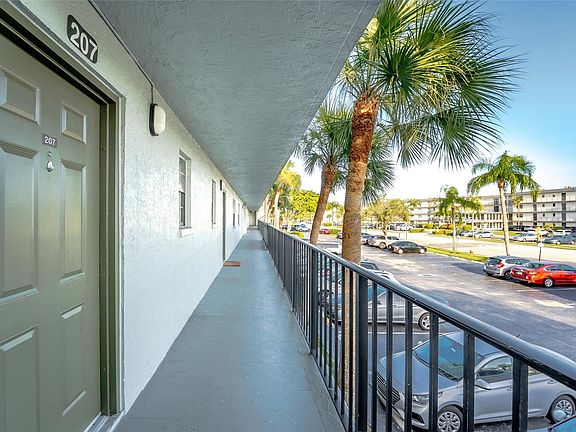 5th image of 9440 SW 8th St APT 401