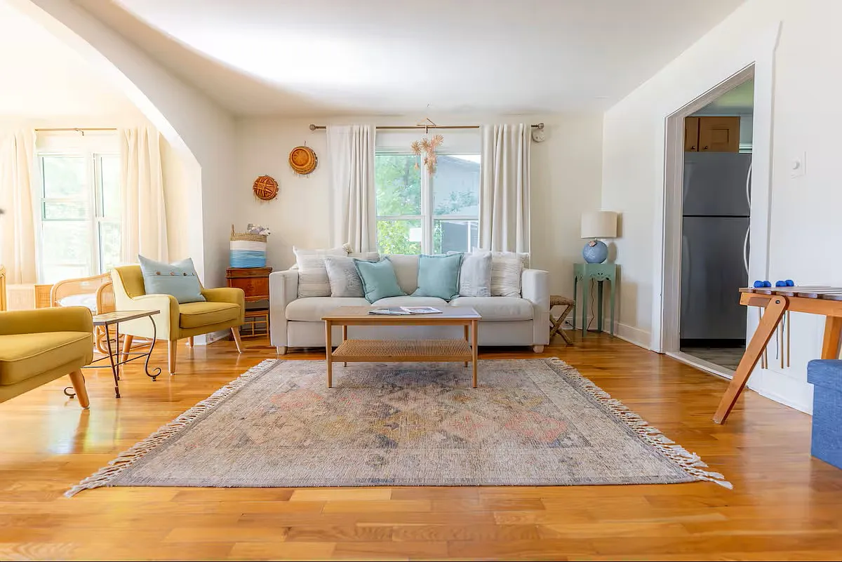 3 bed, 1100 sqft, $4,200 — Photo 1