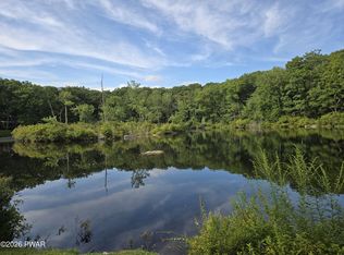 112 Ledgeway Ln, Lords Valley, PA 18428