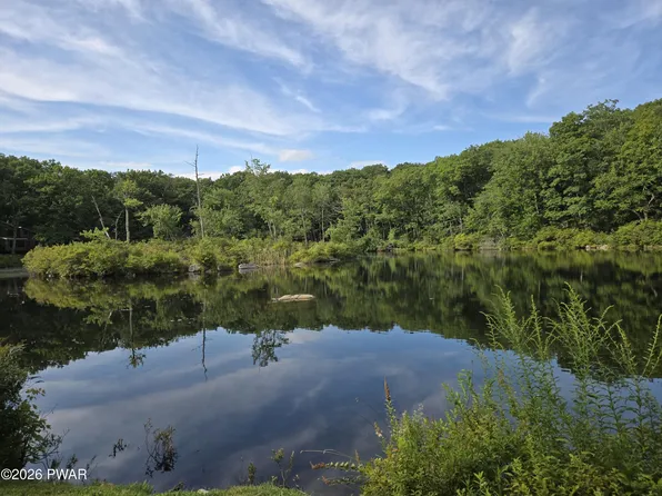 112 Ledgeway Ln, Lords Valley, PA 18428
