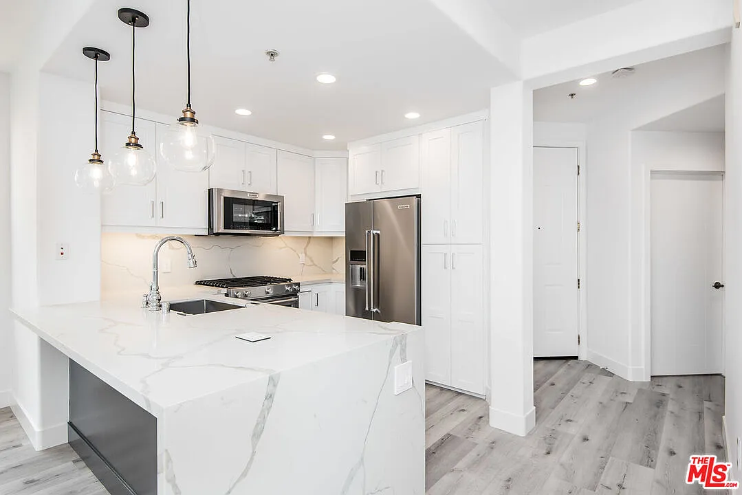 2 bed, 2.0 bath, 993 sqft, $5,200 — Photo 2