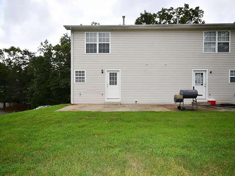 1137 Thomas Ln #B — Photo 12