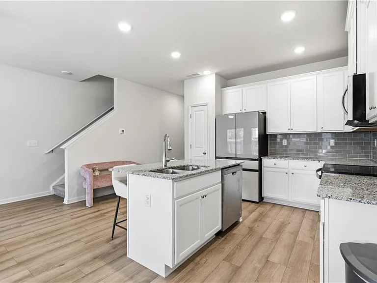 330 Regent Park — Photo 9