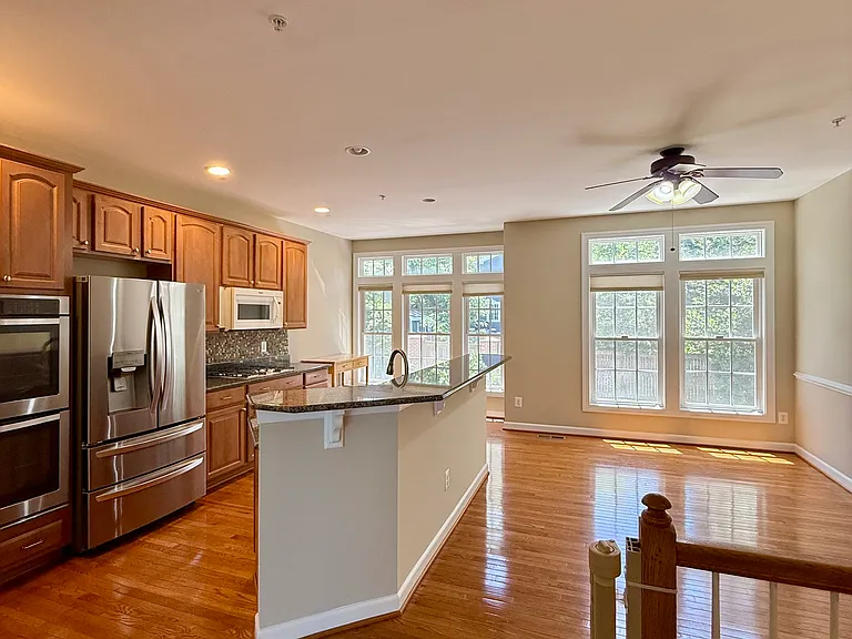 Bright, spacious kitchen & dining area