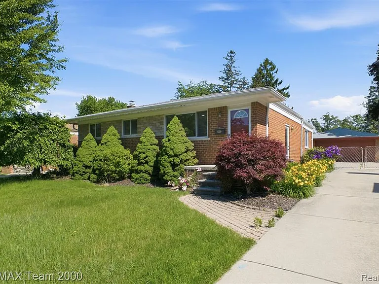 31906 Cambridge St — Photo 2