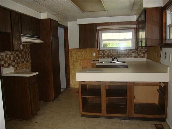 3rd image of 408 Dawnview Ave