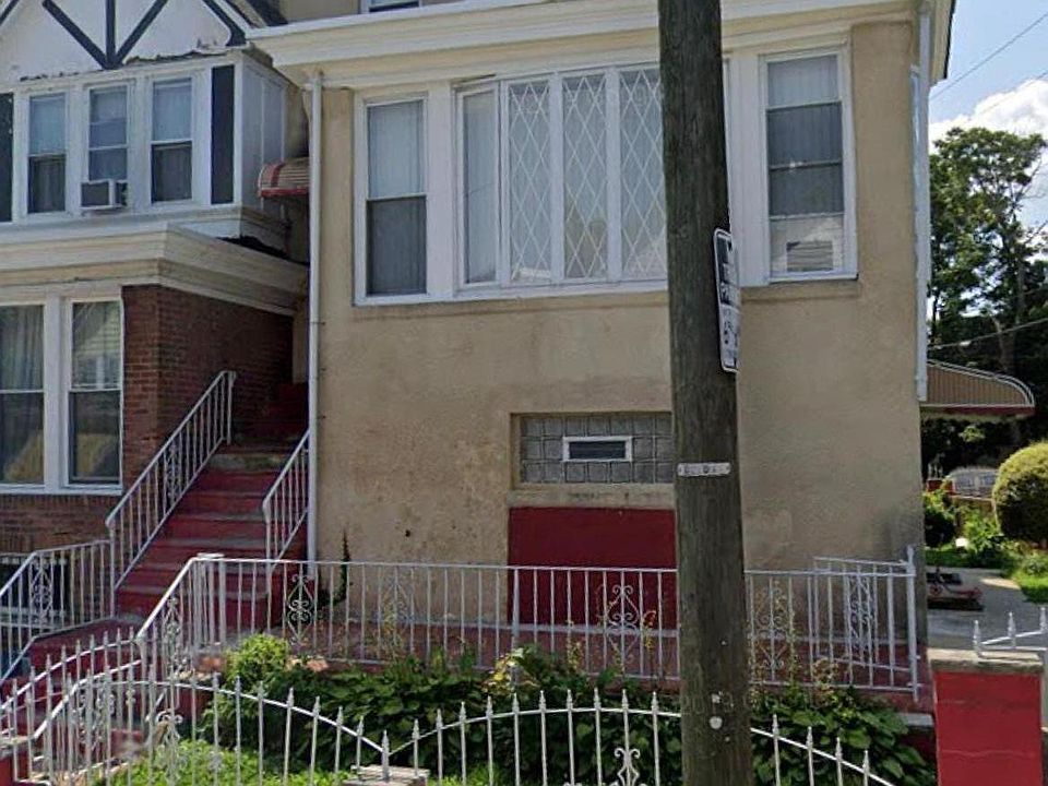 Front of House, there are some steps to get to the first floor apartment.