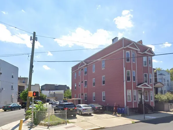 54 Montrose Avenue image 2 of 28