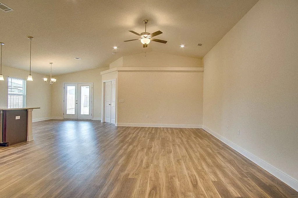 3 bed, 2.0 bath, 1873 sqft, $2,400 — Photo 4