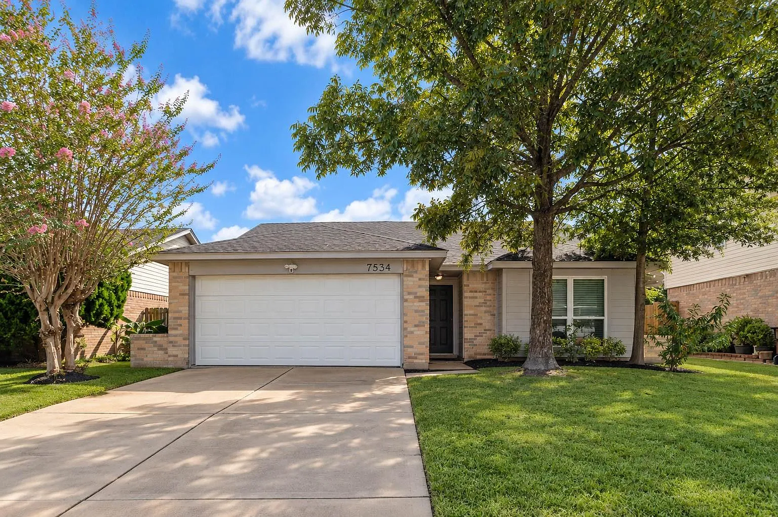 3 bed, 2.0 bath, 1360 sqft, $2,000 — Photo 3