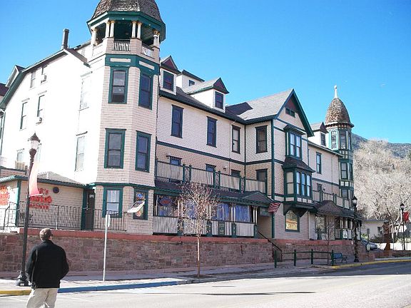 3rd image of 819 Manitou Ave #407