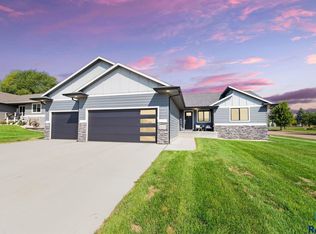2412 E Stewart Ln, Brandon, SD 57005