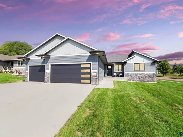 2412 E Stewart Ln, Brandon, SD 57005