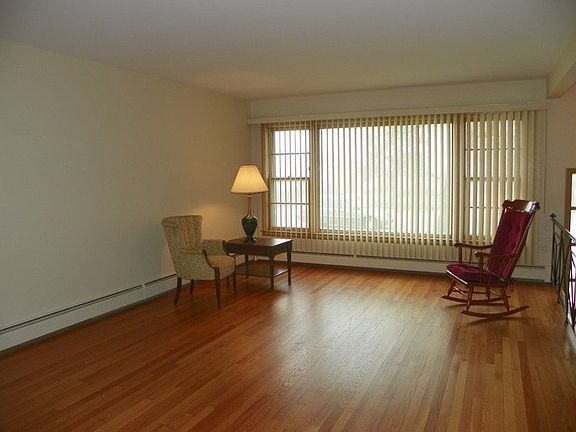 5th image of 2937 W 99th St