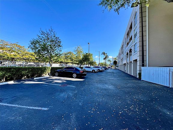 3rd image of 1280 S Alhambra Cir APT 1114