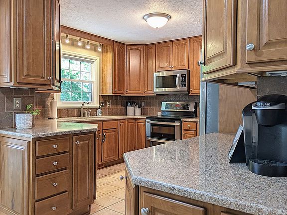 4th image of 230 Woodland Trace Dr