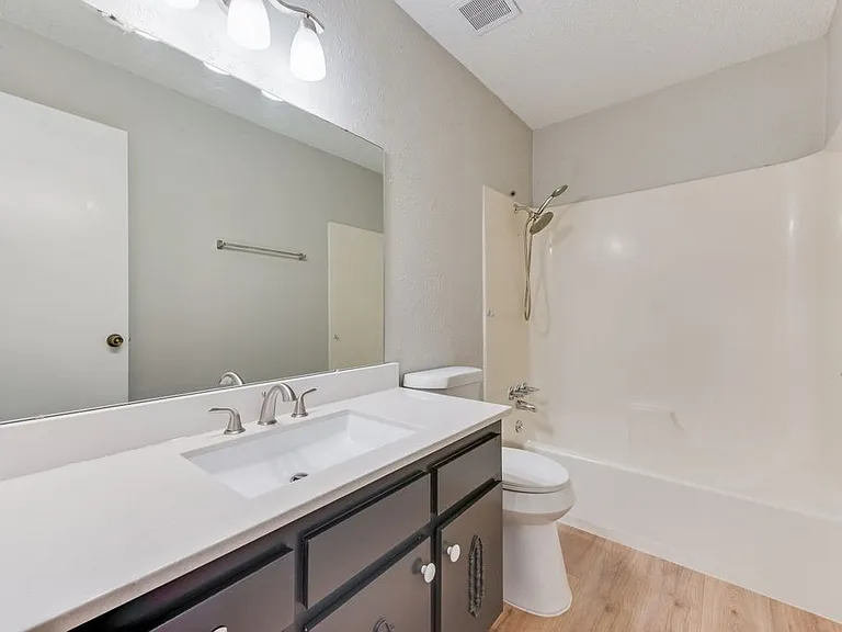 1728 W Sanford St #J — Photo 5