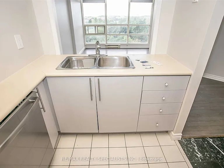 45 Kingsbridge Garden Cir #601 — Photo 8
