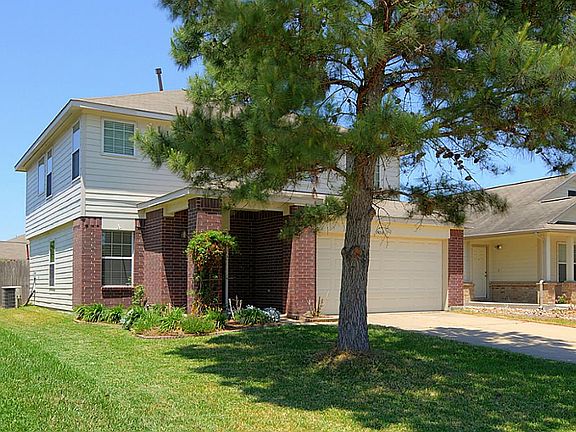 Nicely landscaped front yard is so inviting!