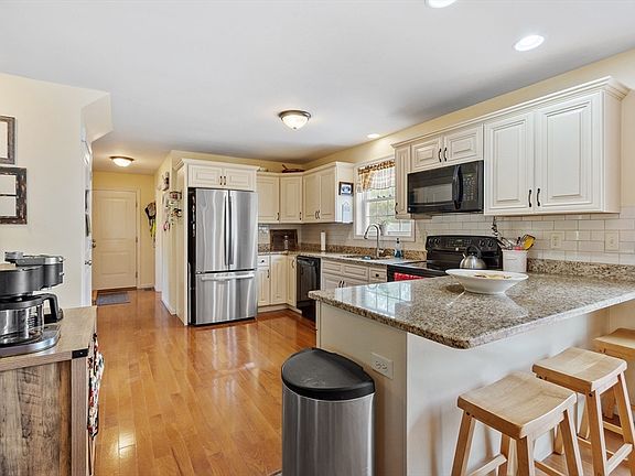 2nd image of 13 Ballard Ct