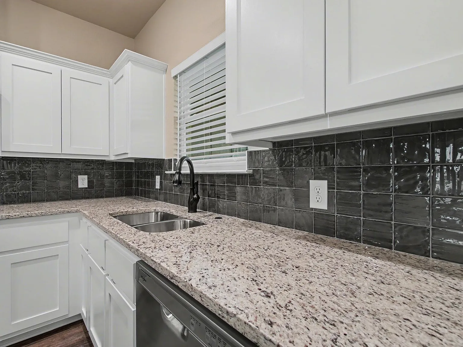 3 bed, 2.0 bath, 1398 sqft, $2,200 — Photo 2