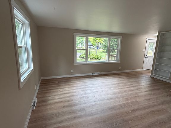 4th image of 2425 Oakwood Dr